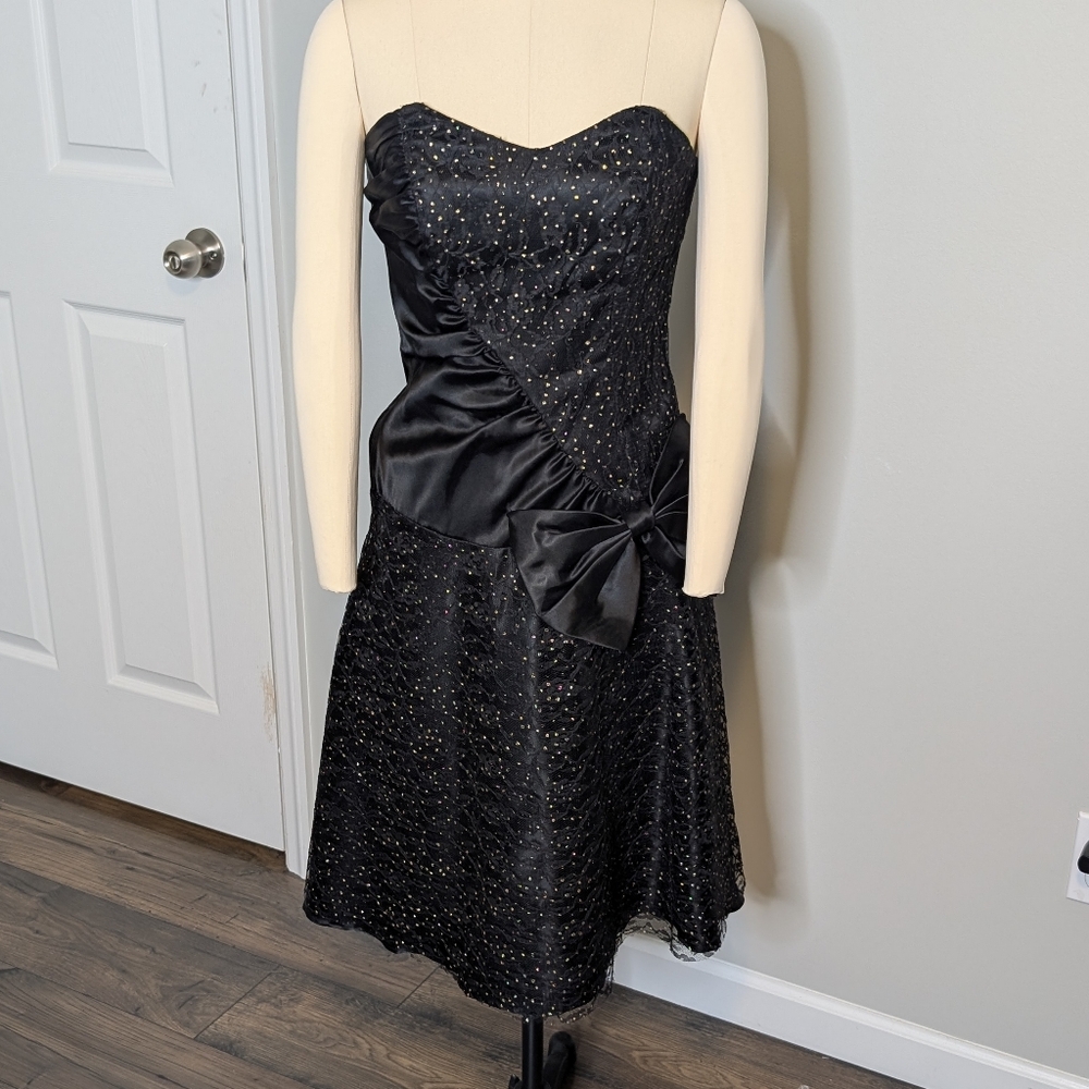 Nuance Vintage Sweatheart Neckline Strapless Black Dress with Gold Accents Large